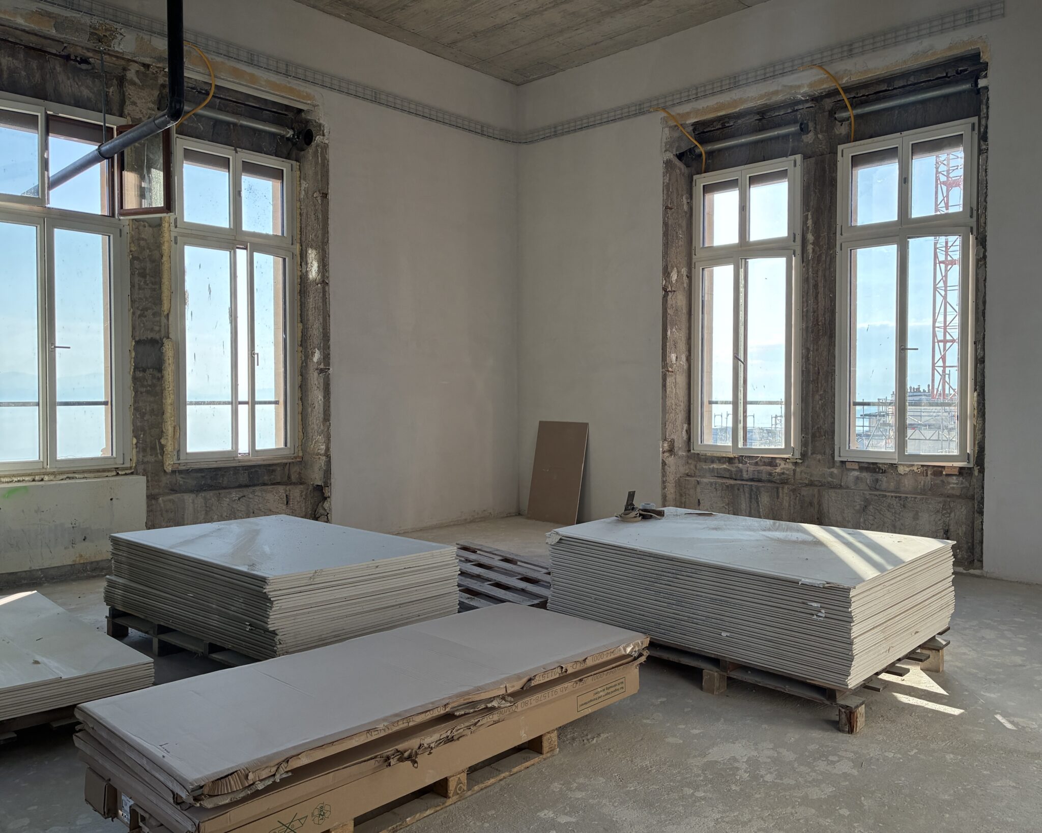 EFG Bank à Lausanne, plaques de plâtre stockées sur le plateau avant la pose des cloisons