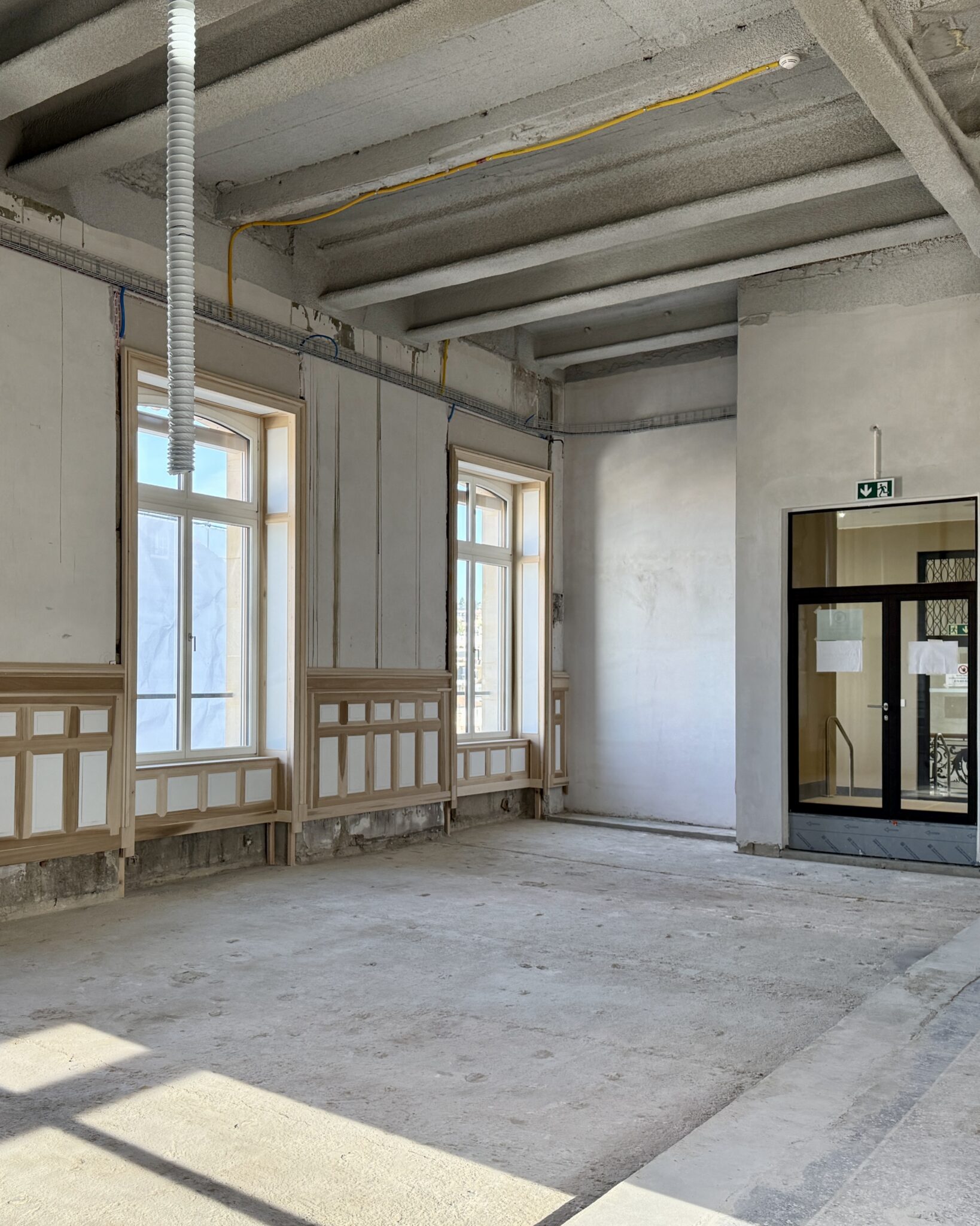 EFG Bank à Lausanne, plateau en chantier avec fenêtres d'origine et porte vitrée