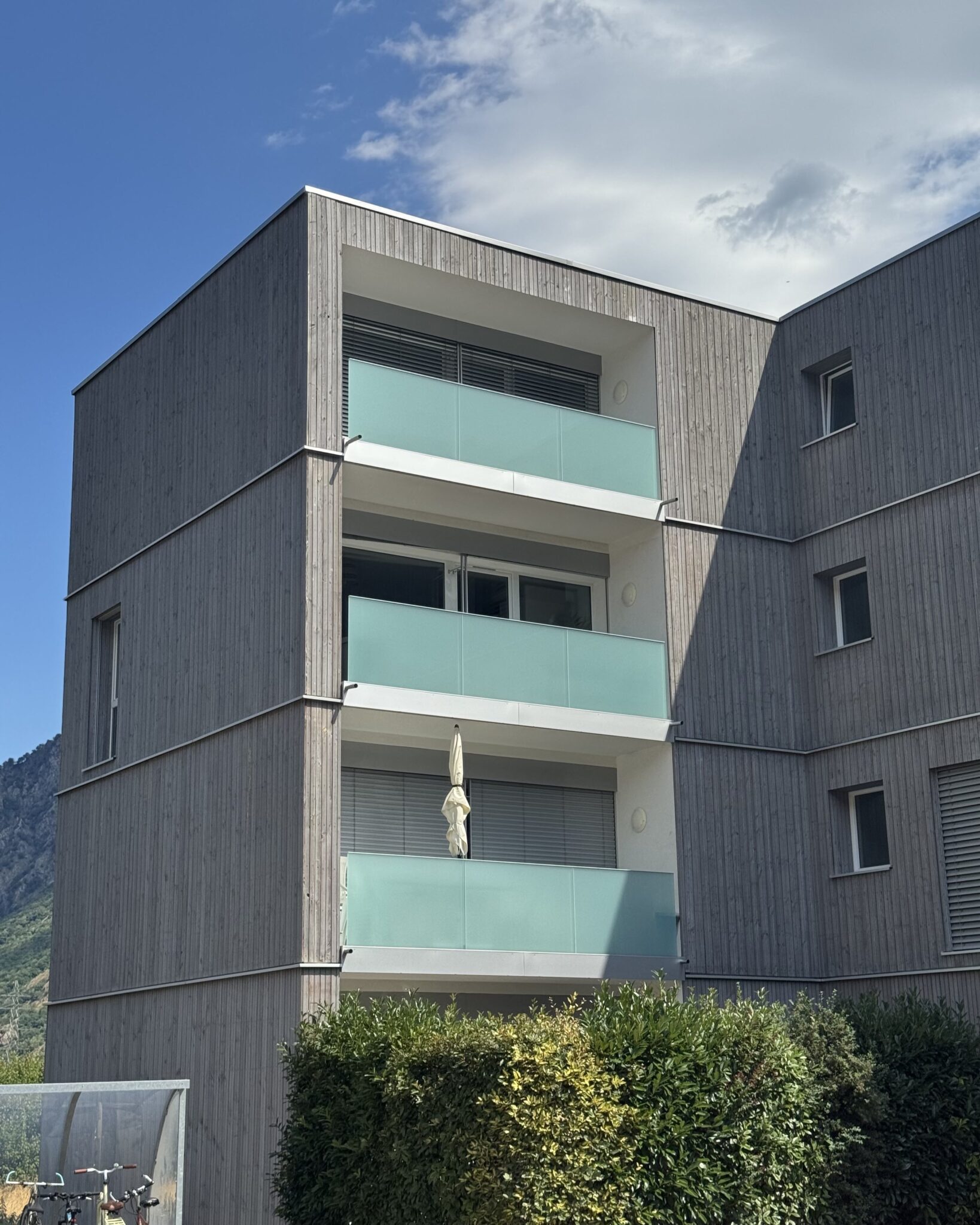 Ilettes 1-7 à Martigny, angle de l'immeuble avec les balcons rénovés