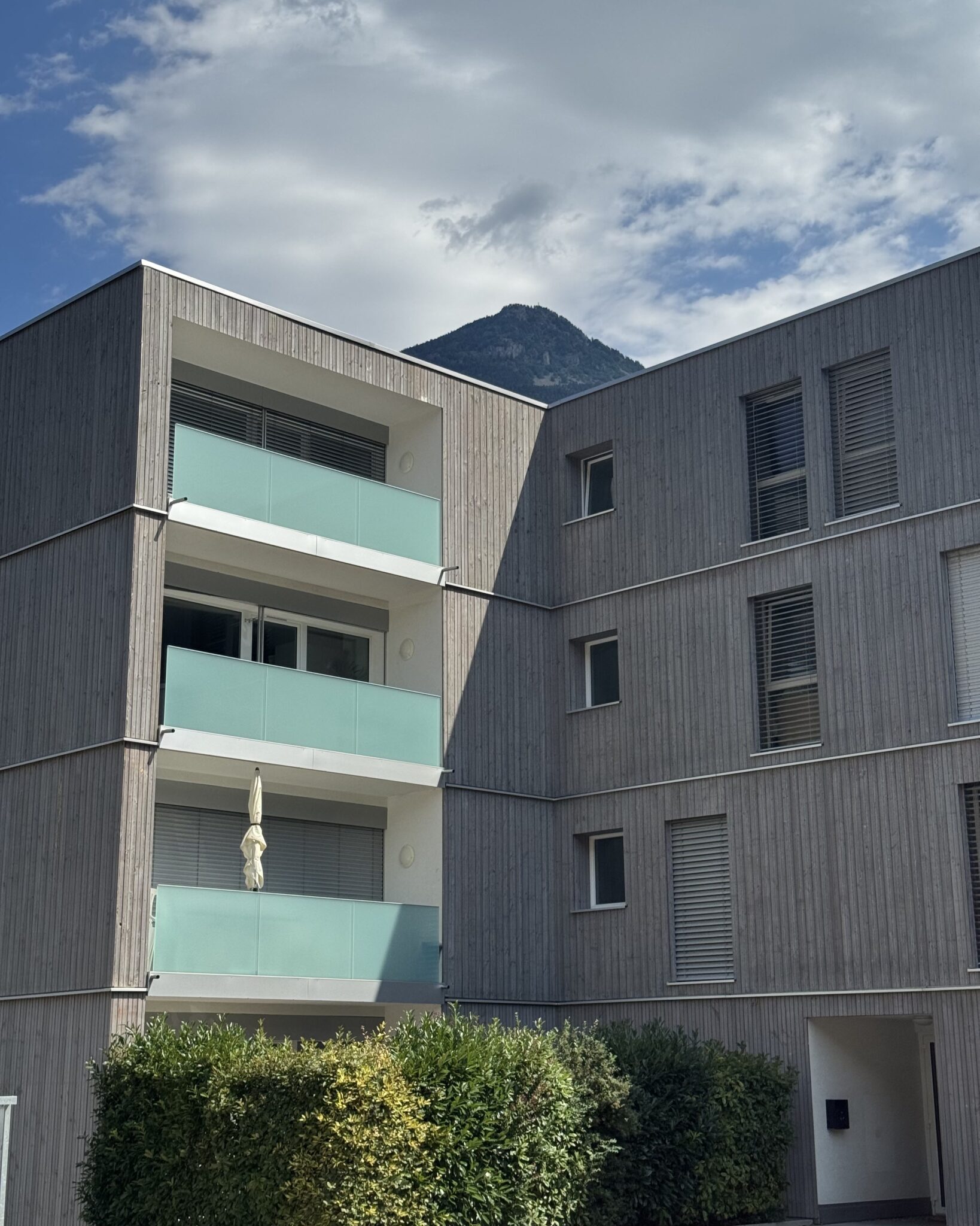 Ilettes 1-7 à Martigny, balcons avec nouveaux garde-corps vitrés sur la façade en bois