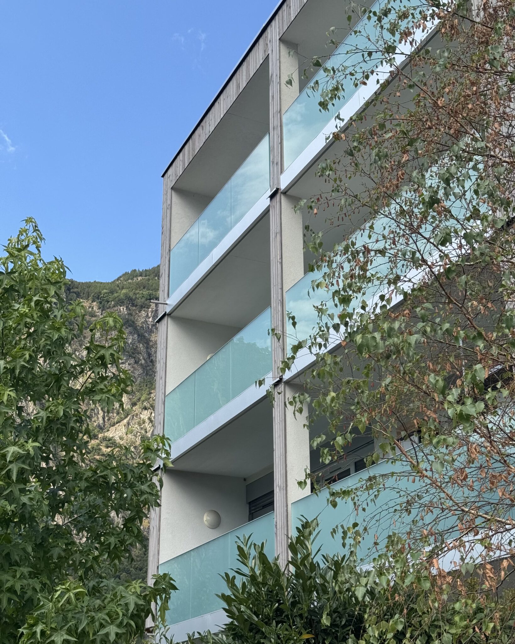 Ilettes 1-7 à Martigny, balcons rénovés vus à travers les arbres