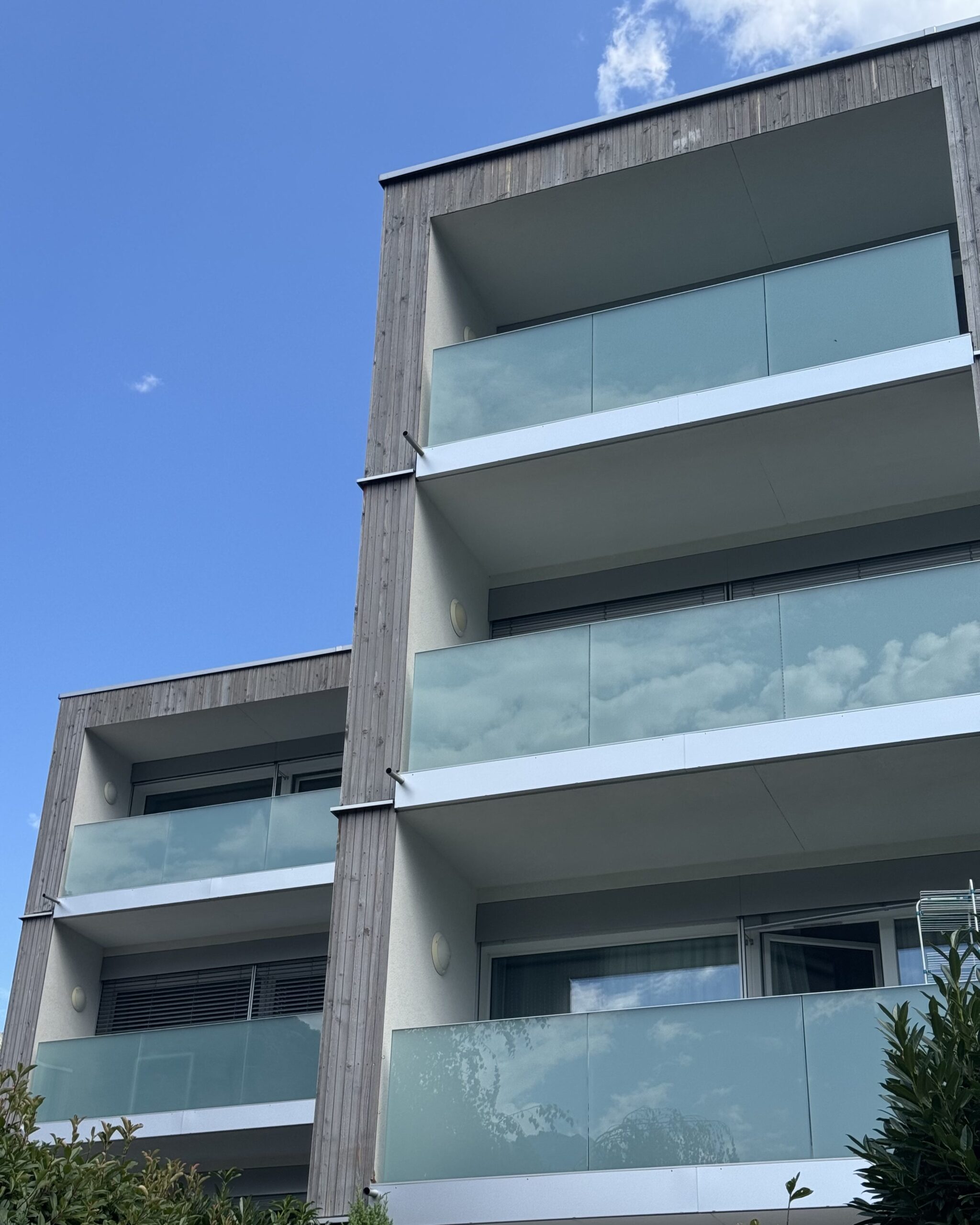 Ilettes 1-7 à Martigny, détail des garde-corps vitrés remplacés sur les balcons