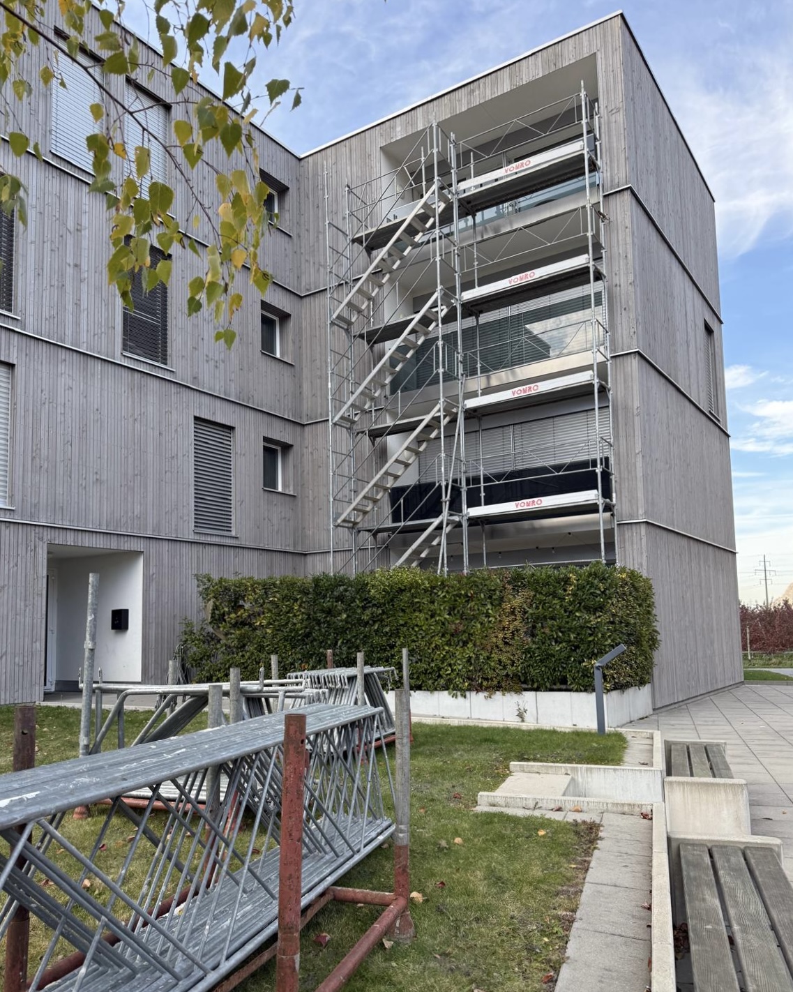 Ilettes 1-7 à Martigny, échafaudage sur la façade pendant la réfection des balcons