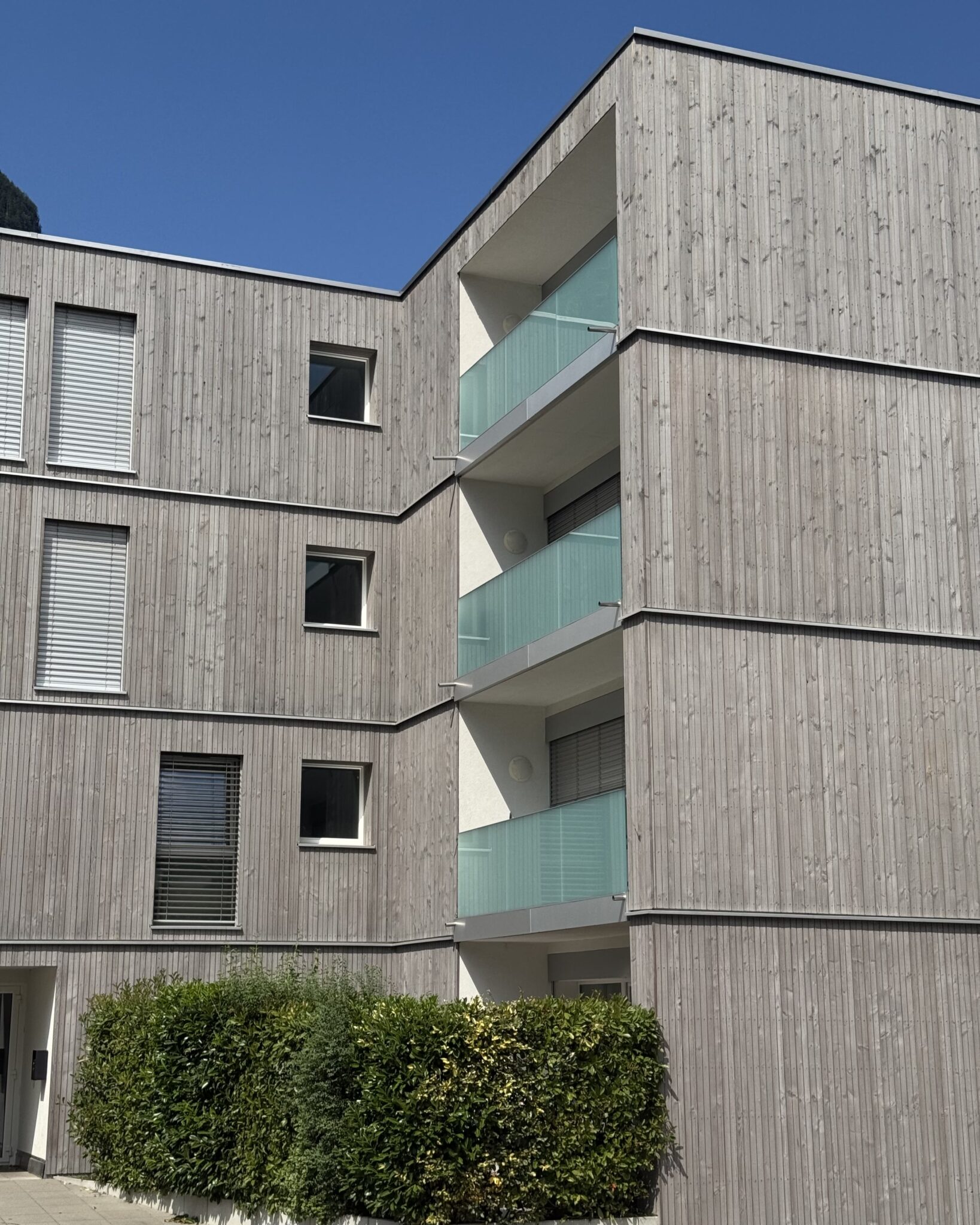 Ilettes 1-7 à Martigny, façade en bois avec balcons rénovés