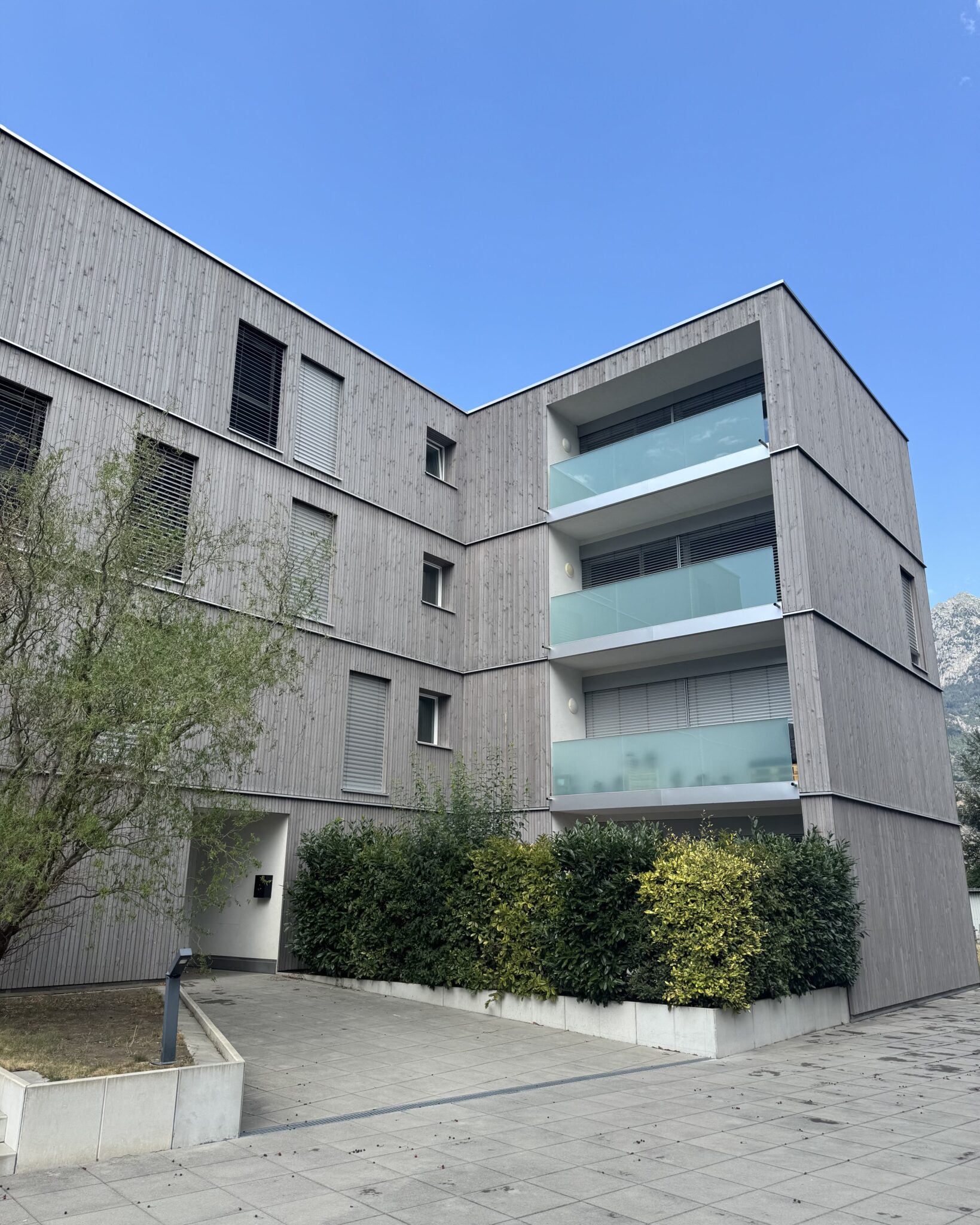 Ilettes 1-7 à Martigny, façade et entrée de l'immeuble après réfection des balcons