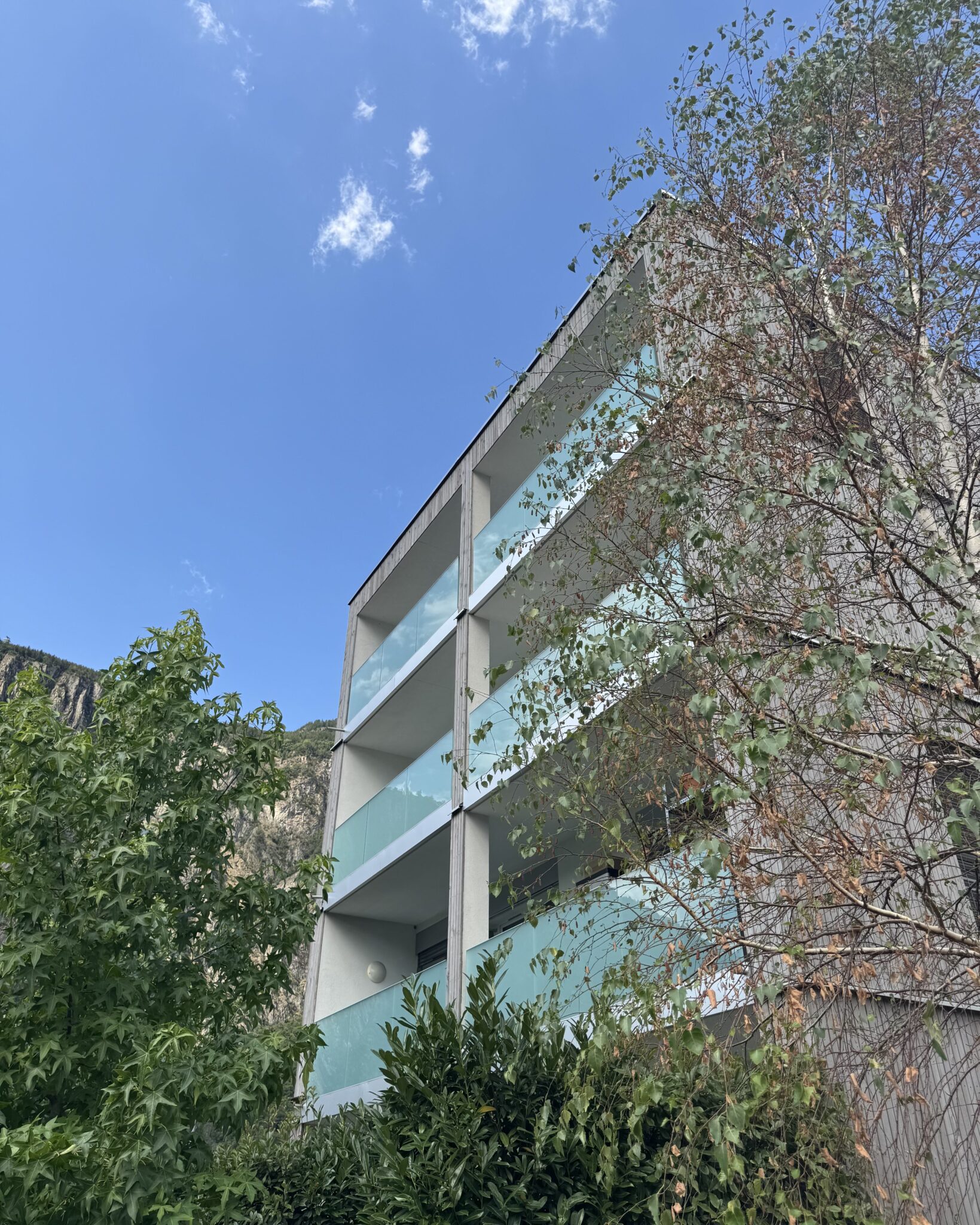 Ilettes 1-7 à Martigny, garde-corps vitrés neufs des balcons côté jardin