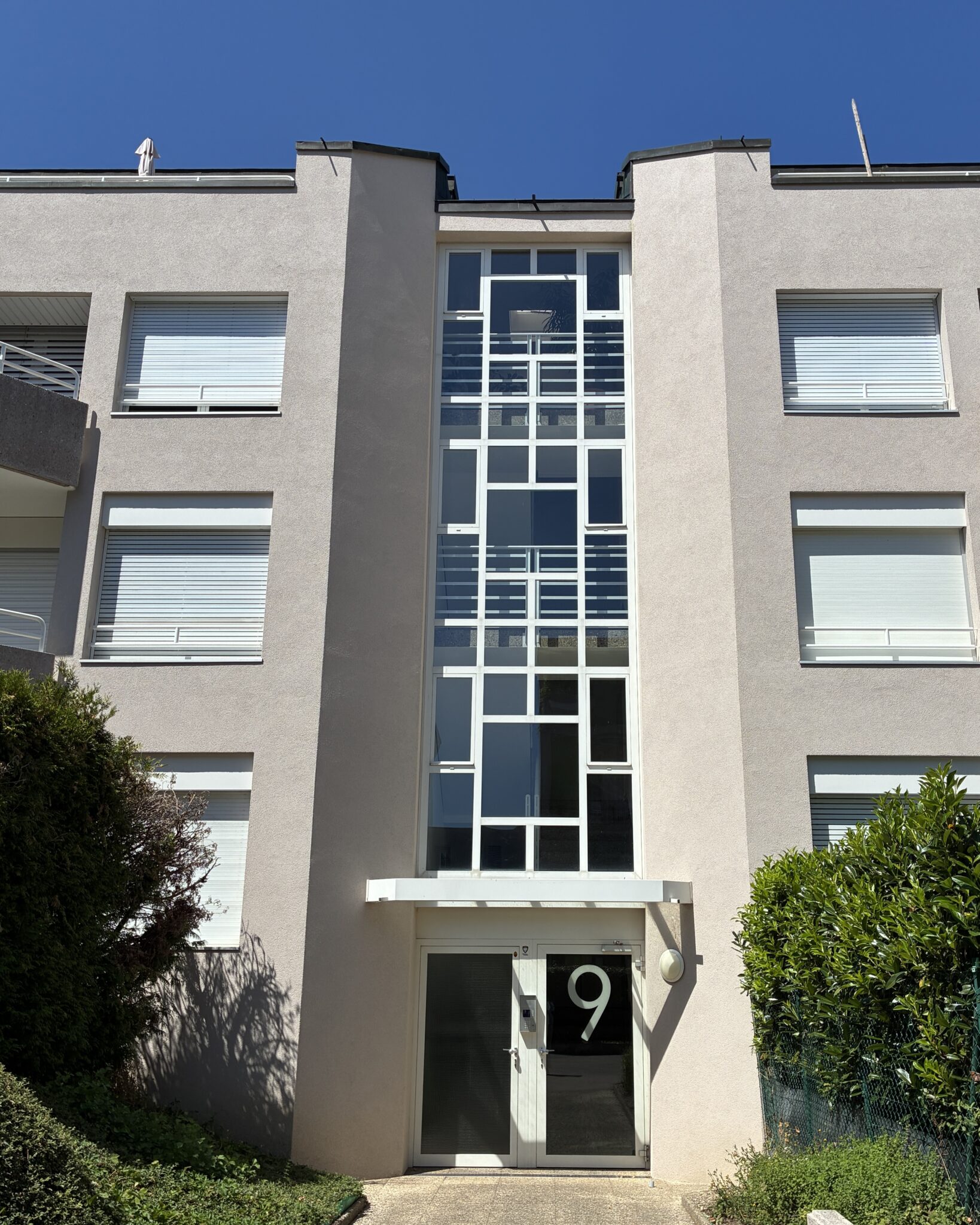 Pré-Colomb à Versoix, entrée et façade d'un des cinq immeubles avant rénovation énergétique