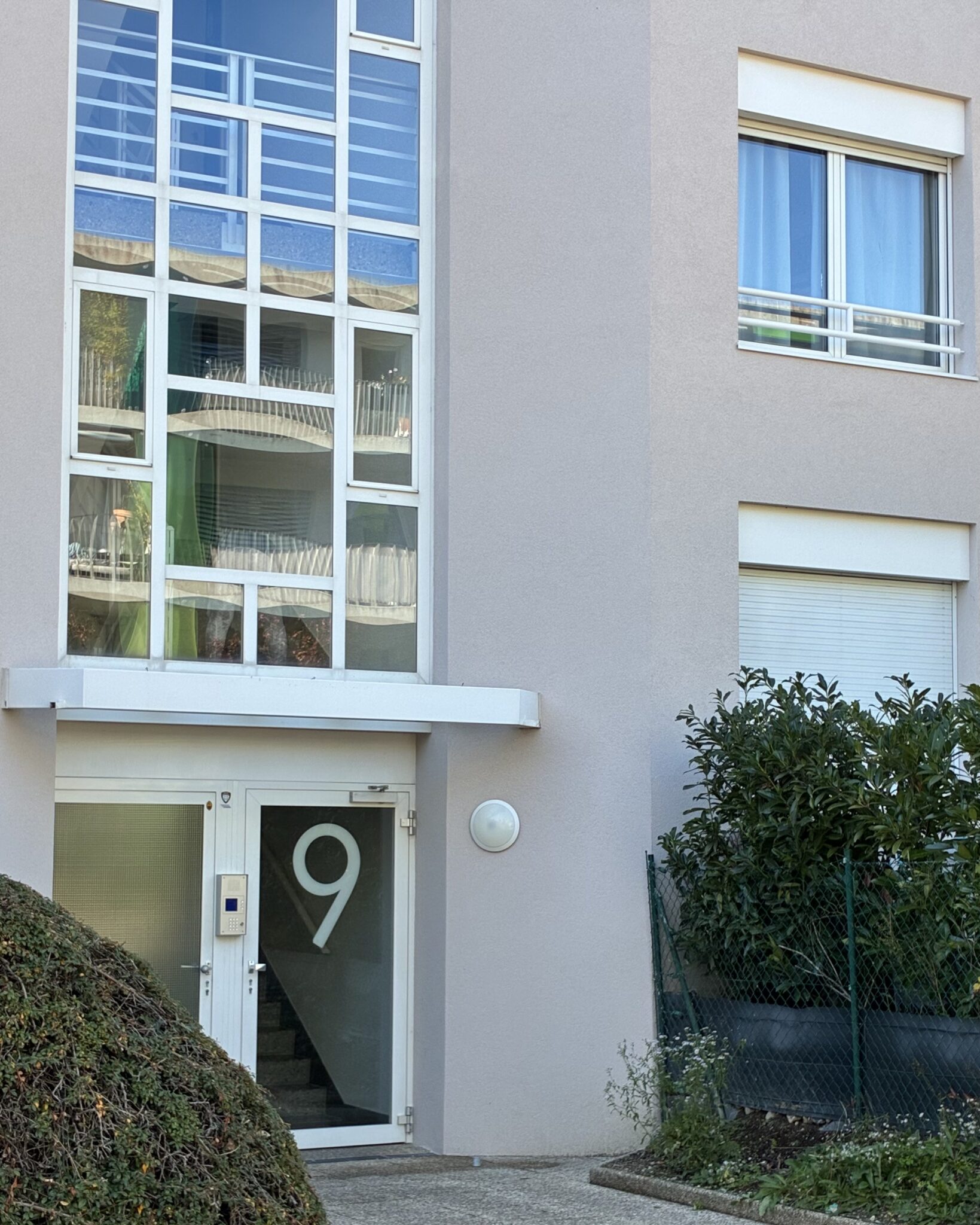 Pré-Colomb à Versoix, entrée numéro 9 avec sa cage d'escalier vitrée