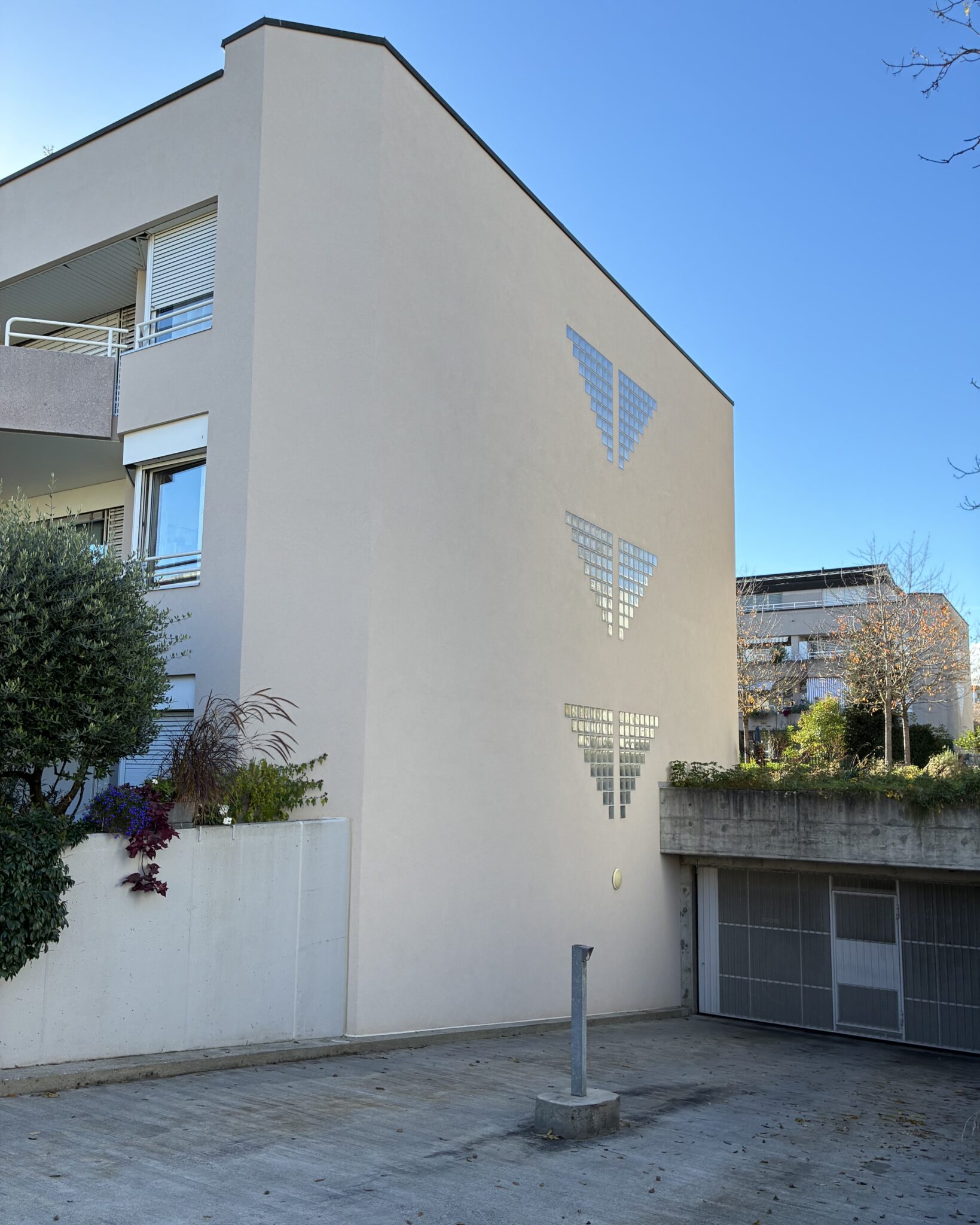 Pré-Colomb à Versoix, pignon de l'immeuble et entrée du parking