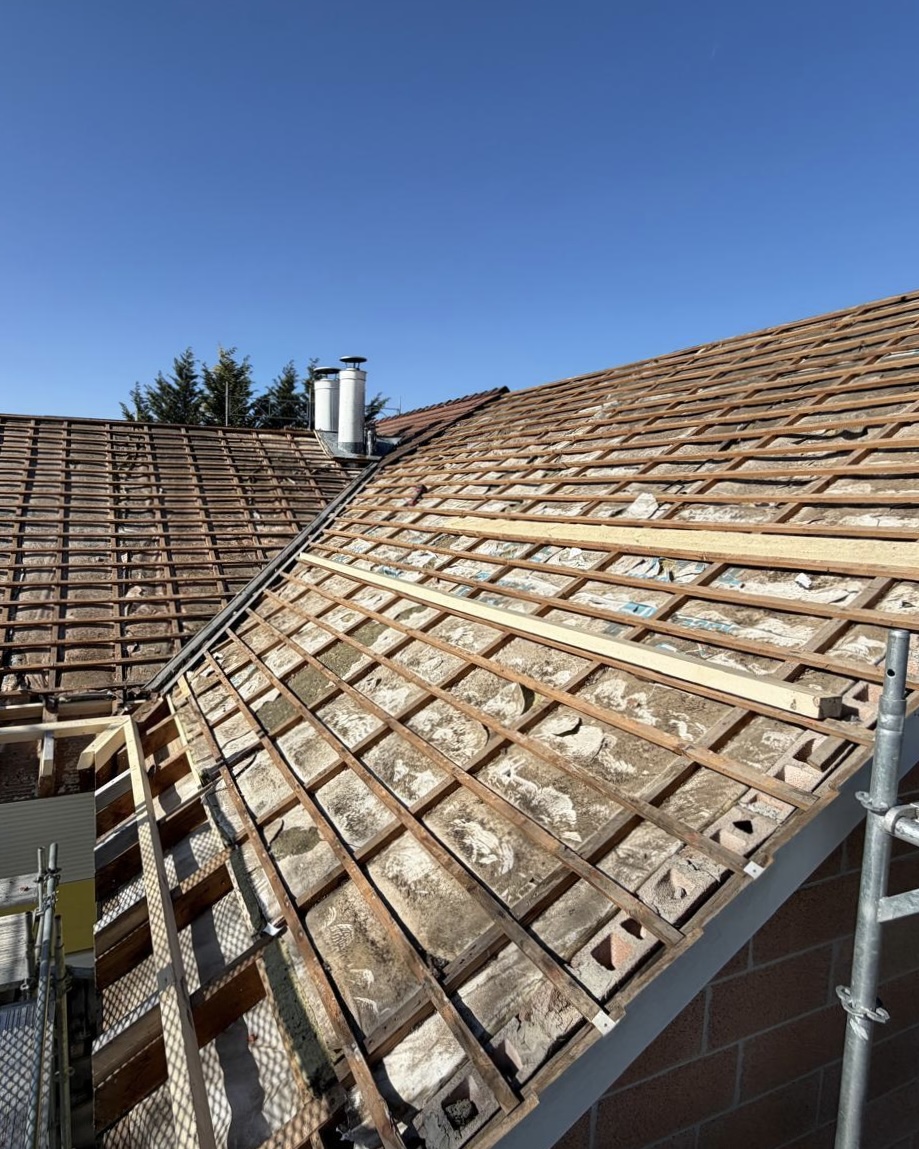 Villa à Penthalaz, lattage de la charpente pendant la réfection de la toiture