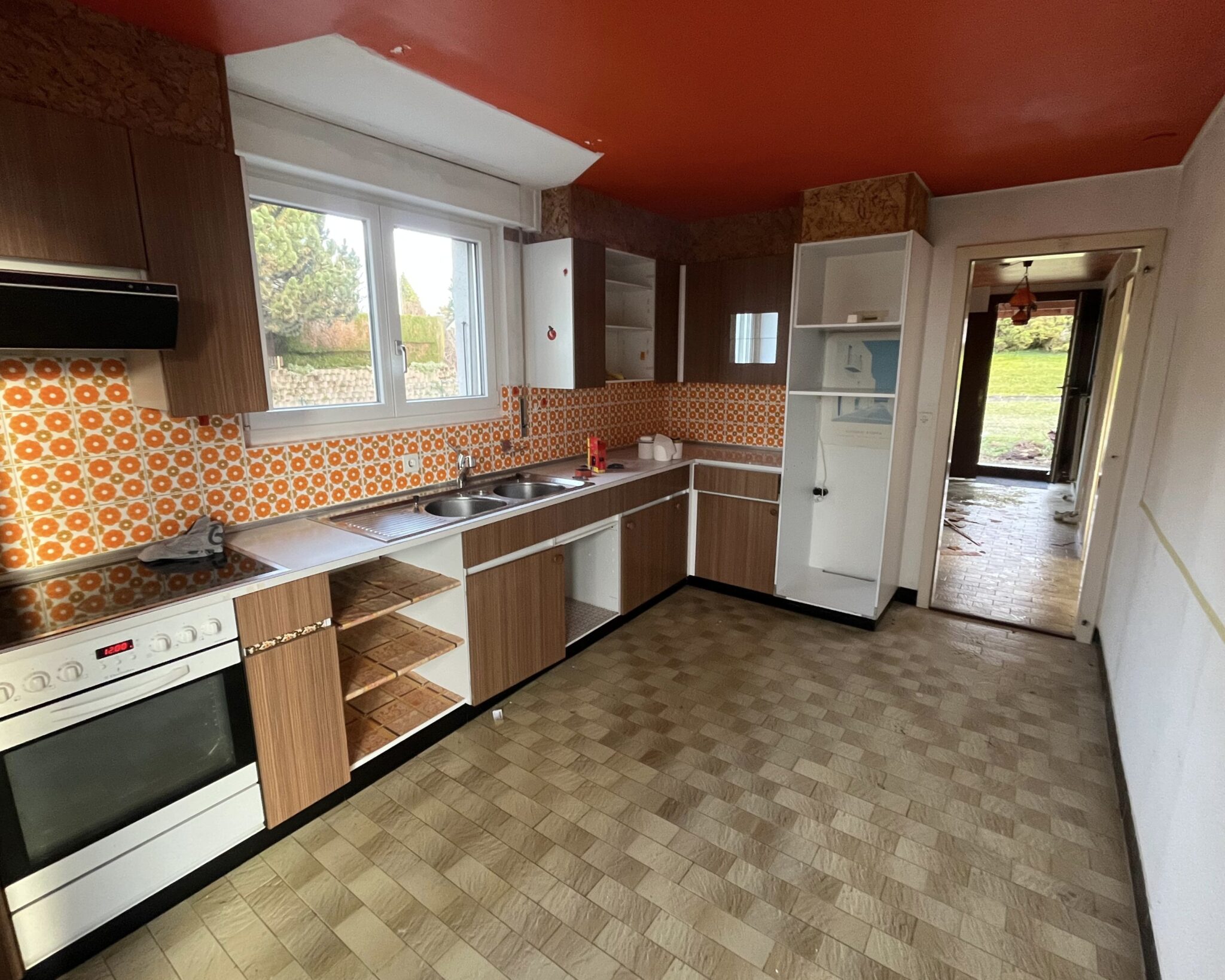 Villa à Froideville, cuisine d'origine avant rénovation