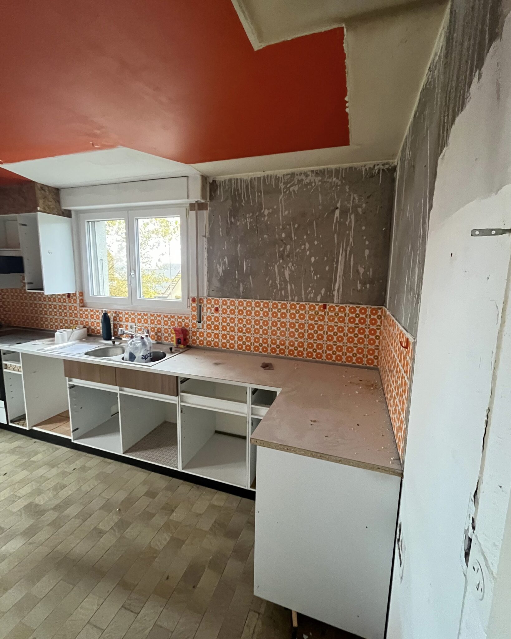 Villa à Froideville, cuisine en cours de démontage pendant le chantier